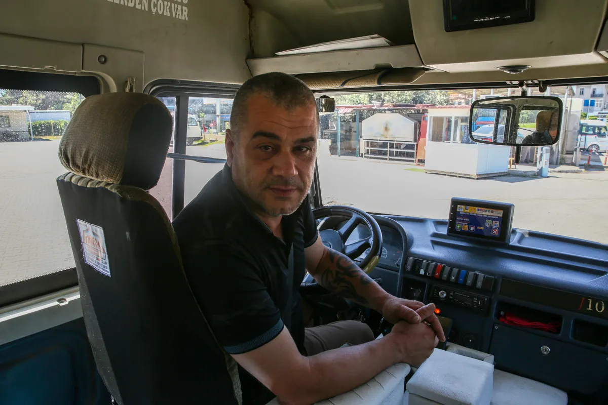 Adana’da minibüs şoförü, araçta rahatsızlanan yolcuyu hastaneye götürdü