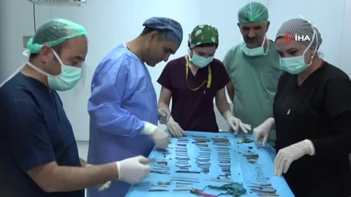 Anahtar, bıçak, tırnak makası… Doktorları şaşkına çeviren ameliyat: midesinde 158 parça metal çıktı
