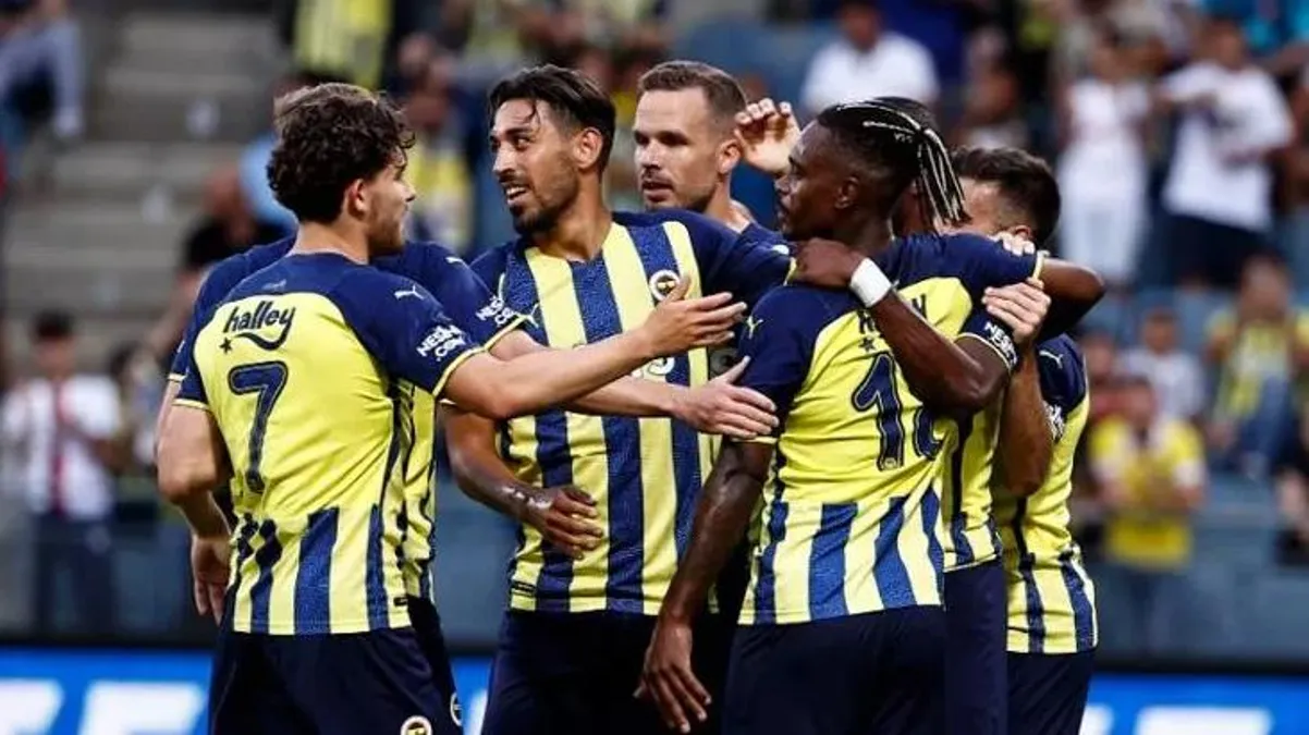 Fenerbahçe’nin UEFA listesi belli oldu! 3 yıldızın kadroda olmaması şaşkınlık yarattı