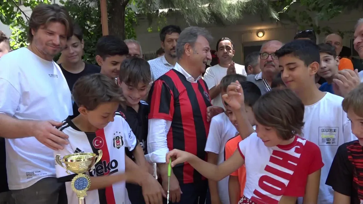 İzmir haberleri: Bornova Belediye Başkanı İduğ’dan Çamdibi Altınok’a Pastalı Kutlama