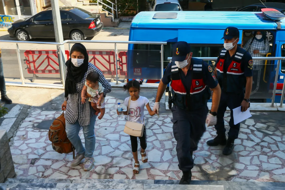 İzmir’de 143 düzensiz göçmen yakalandı