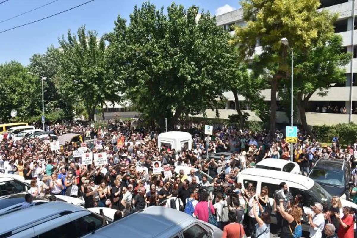 İzmir’de yolu kapatan sağlık çalışanları, oturma eylemi yaptı