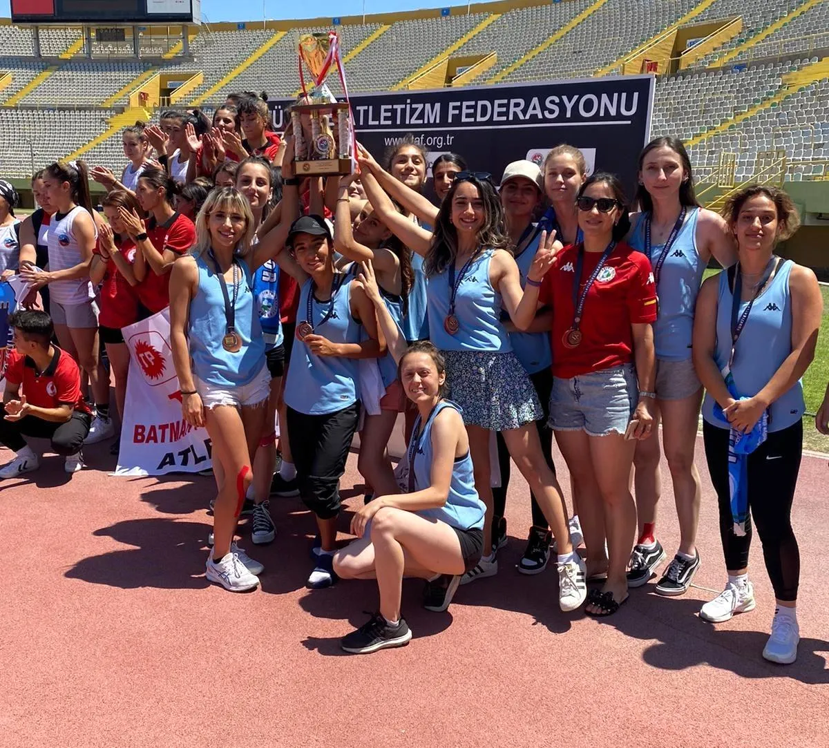 İzmit Belediyesporlu kadın atletler İzmir’den 3 şampiyonlukla dönüyor