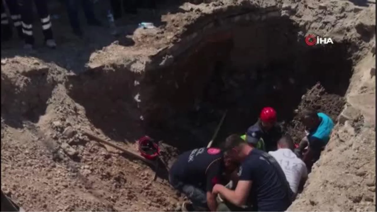 Manisa’da yol çöktü… Toprak altında kalan işçiyi elleriyle kazarak kurtardılar