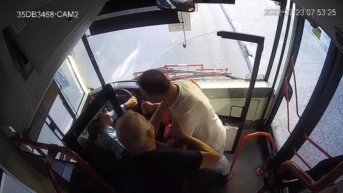 Son dakika haber: İzmir’de ESHOT’ta görevli kadın şoföre saldırı anı kamerada