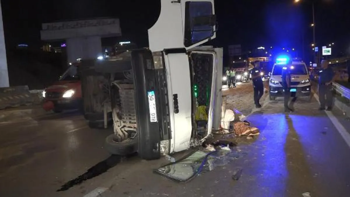 Talaş yüklü kamyonet virajı alamayarak devrildi: 2 yaralı