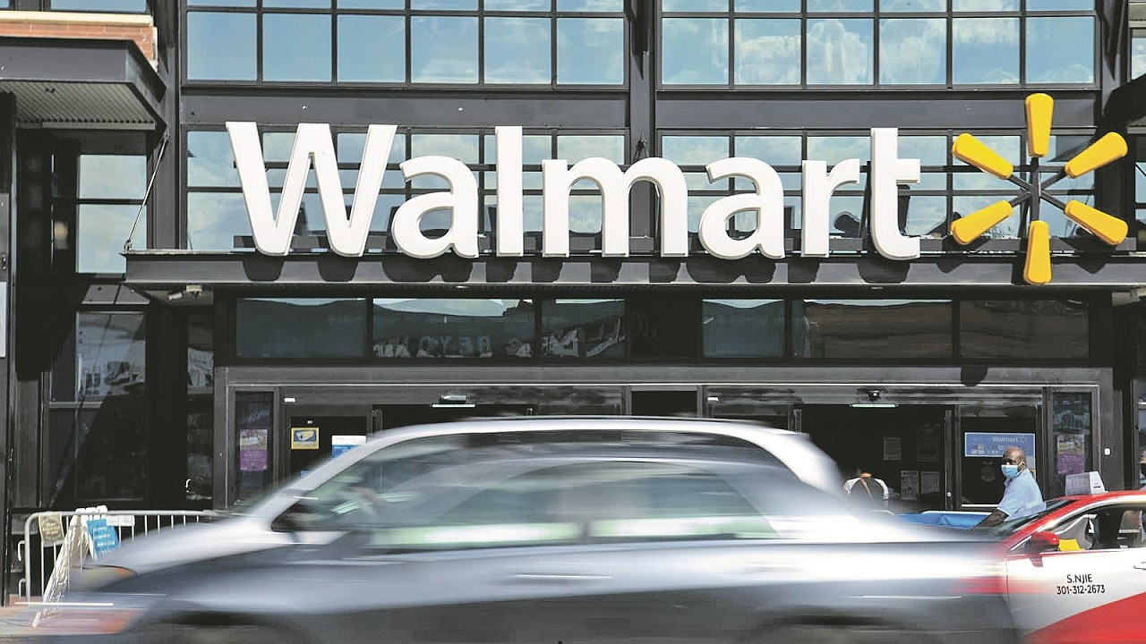 Walmart, enflasyon nedeniyle kâr tahminlerini düşürdü