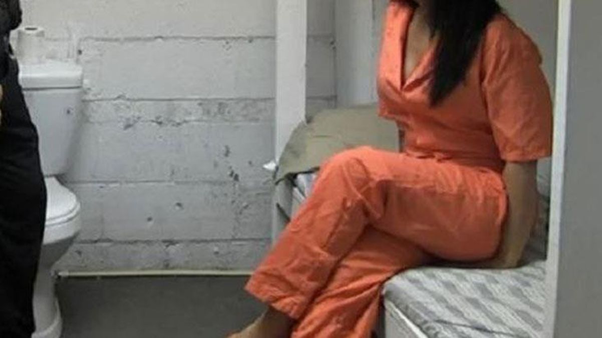 Cezaevi dolabında mahkumla cinsel ilişkiye giren kadın gardiyan tutuklandı
