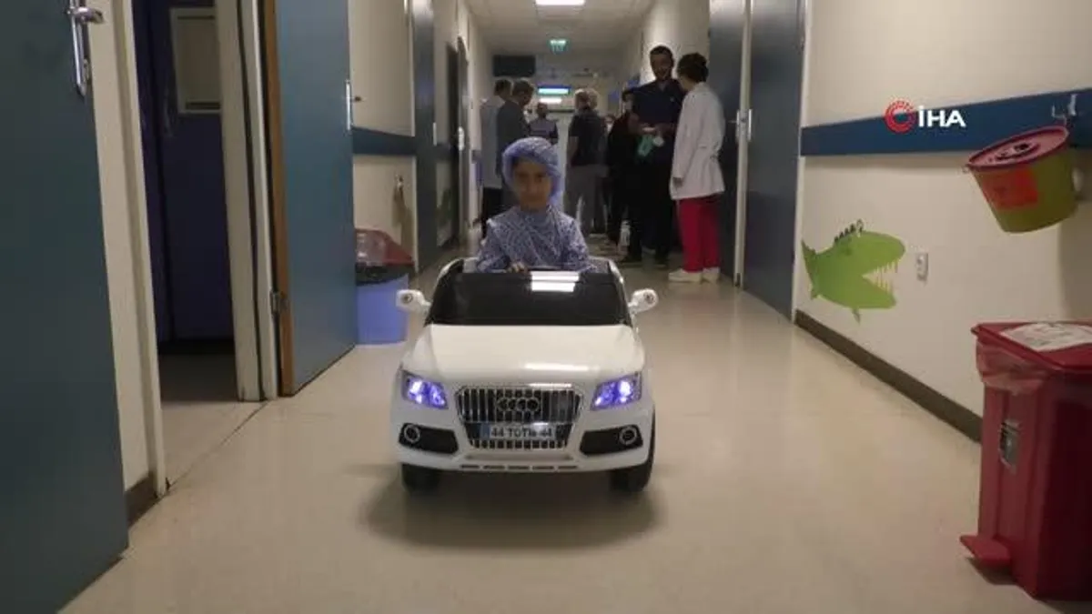 Çocuklar ameliyata akülü araba ile gidiyor