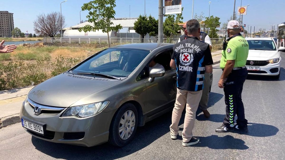 İzmir haberleri | 700 liraya Çeşme’ye götürecekti, sivil trafik ekiplerine kıskıvrak yakalandı