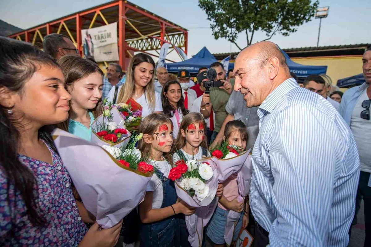 İzmir yerel: Başkan Soyer, Bayındır’daki çiftçi şenliğinde vatandaşlarla buluştu