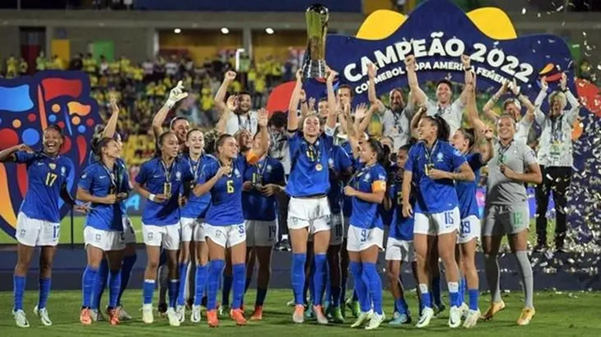 Şampiyonluk sevinci yaşayan Brezilya Kadın Futbol Takımı’ndan iki oyuncu soyunma odasında kalça dansı yaptı