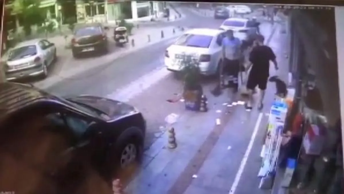 Son dakika haberleri | Kadıköy’de tepki çeken saldırı: Köpeğine toz geldiği gerekçesiyle temizlik görevlisini dövdü