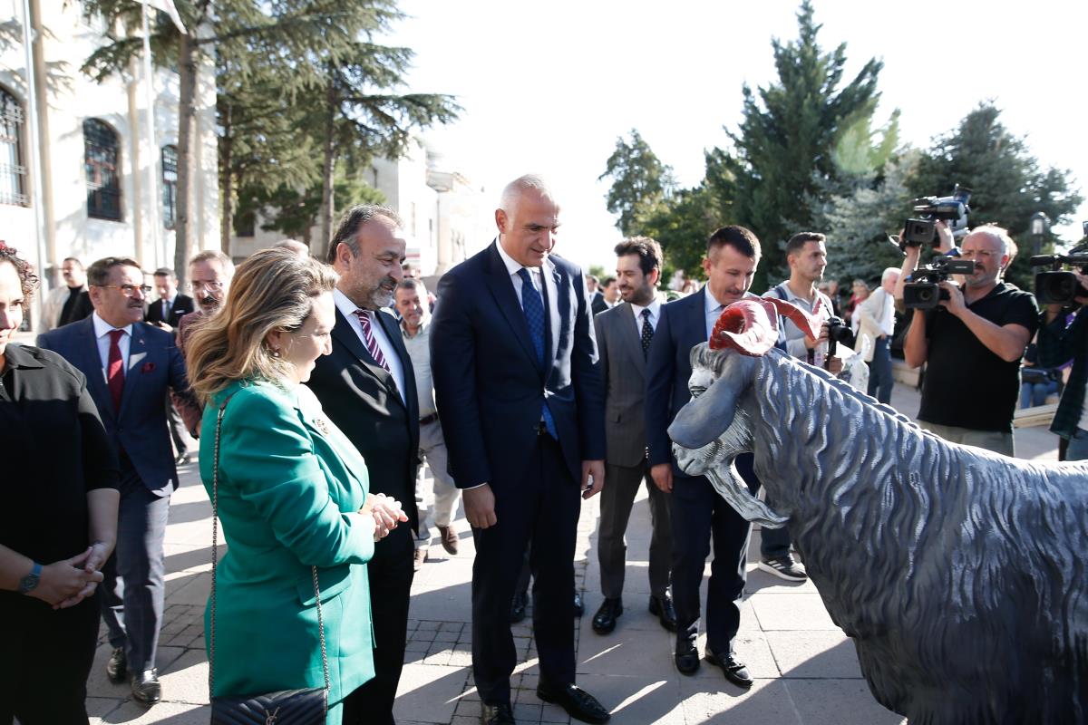 Kültür ve Turizm Bakanı Ersoy, Başkent Kültür Yolu Festivali kapsamında açılan sergileri gezdi Açıklaması