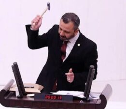 Sosyal medya yasasını protesto eden CHP’li vekil, Meclis’te çekiçle telefonunu kırdı
