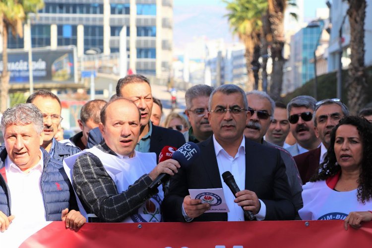 İzmir’de öğretmenlerden ‘Meslek Kanunu’ eylemi