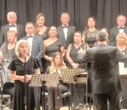 İzmir Musiki Topluluğu Derneği Korosu Şef Alper Gündüz yönetiminde muhteşem konser düzenledi.