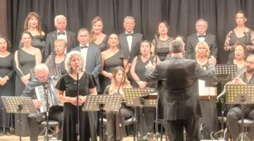 İzmir Musiki Topluluğu Derneği Korosu Şef Alper Gündüz yönetiminde muhteşem konser düzenledi.