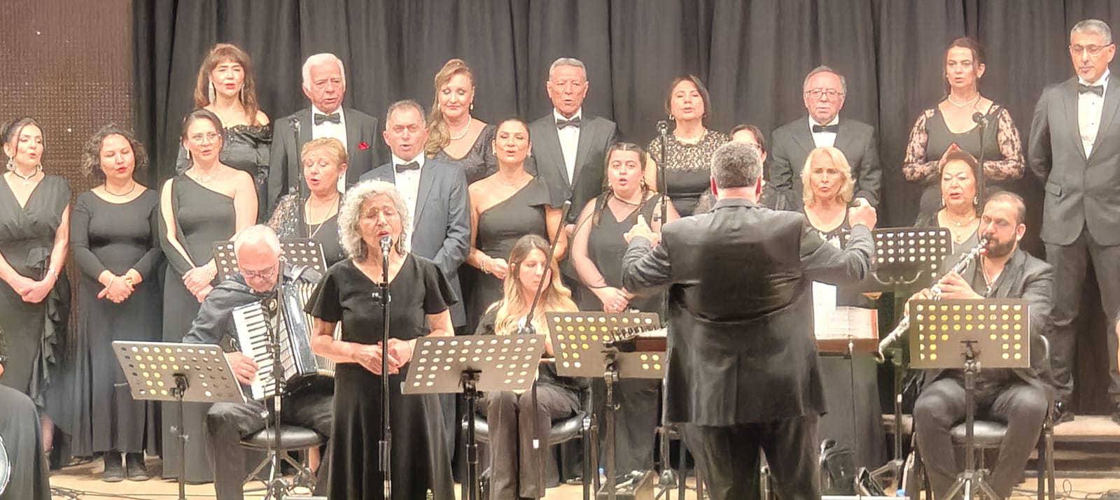 İzmir Musiki Topluluğu Derneği Korosu Şef Alper Gündüz yönetiminde muhteşem konser düzenledi.