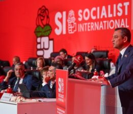 Özgür Özel Sosyalist Enternasyonal’de konuştu: ‘CHP güvenle iktidara yürümektedir’
