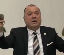 TBMM’de pis su tartışması: Kurum, Özcan’ın getirdiği suyu elinin tersiyle itti