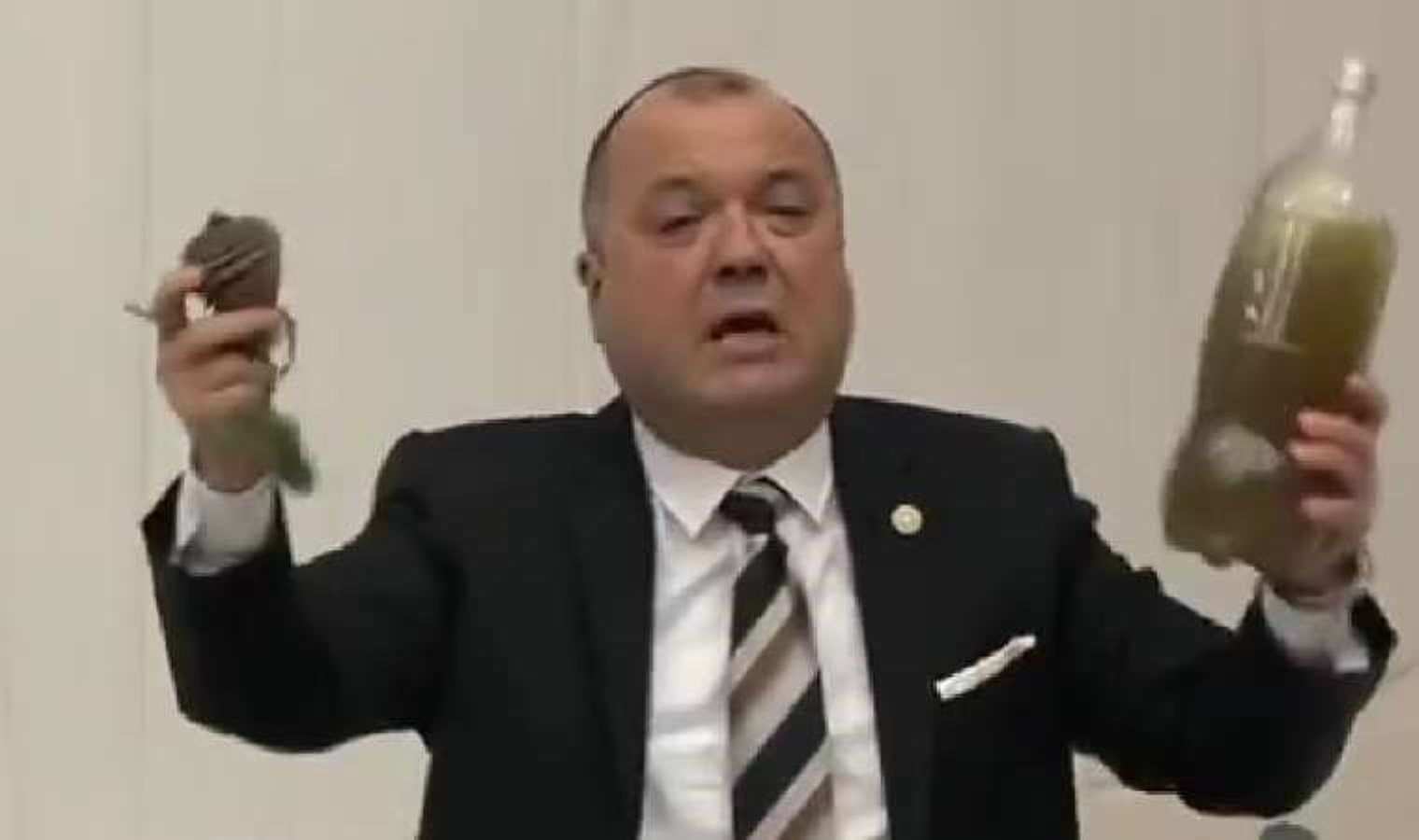 TBMM’de pis su tartışması: Kurum, Özcan’ın getirdiği suyu elinin tersiyle itti