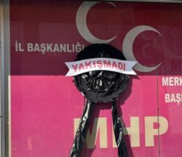 Afyonkarahisar’da şehit aileleri MHP’ye siyah çelenk bıraktı