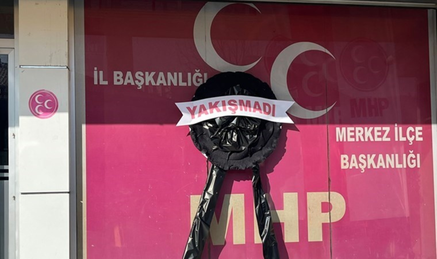 Afyonkarahisar’da şehit aileleri MHP’ye siyah çelenk bıraktı