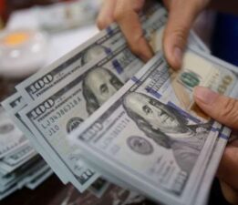 Dolar iki yılın zirvesine yaklaşıyor: Piyasalar ve hisse senetleri baskı altında!