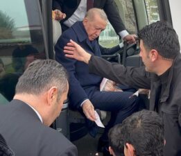 Erdoğan Diyarbakır’da bir tomar harçlık verdi, çocuklara oyuncak dağıttı