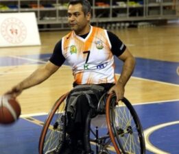 Eve bağımlı engellinin hayatı basketbolla değişti