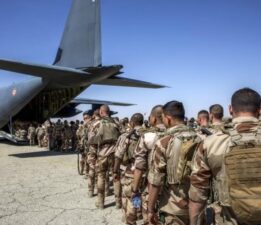 Fransa, Afrika’daki bir askeri üssü daha terk etti