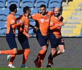 Ghezzal penaltı kaçırdı, Başakşehir kazandı!