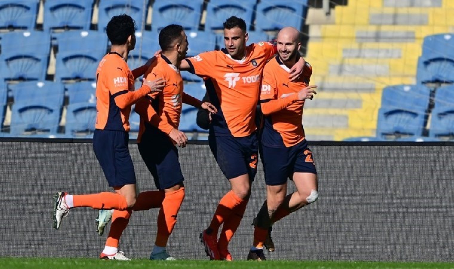 Ghezzal penaltı kaçırdı, Başakşehir kazandı!