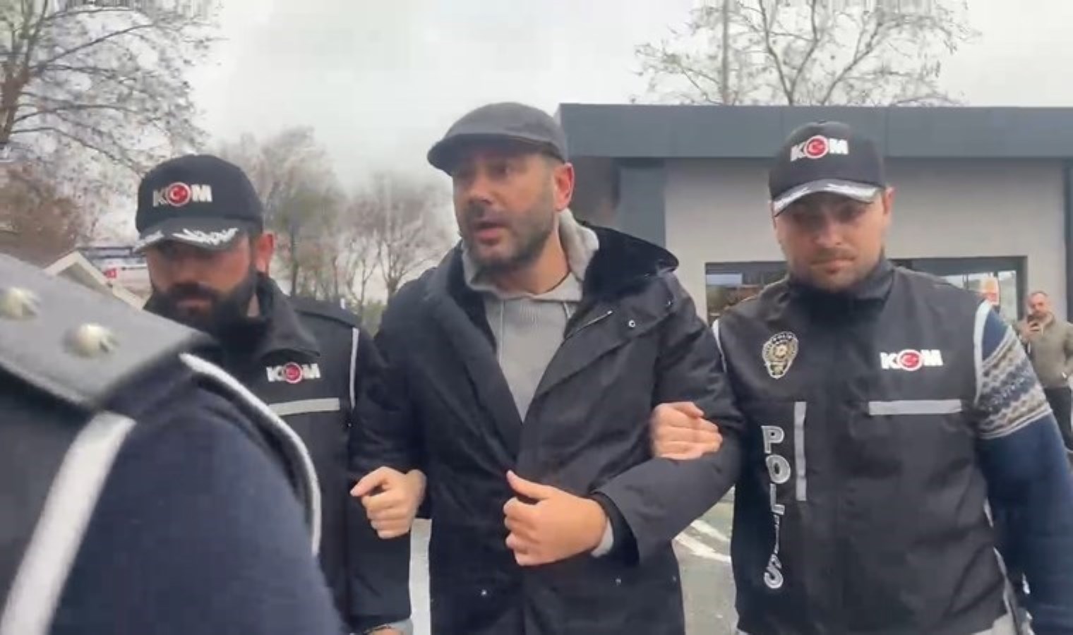 Gözaltına alınan Beşiktaş Belediye Başkanı Rıza Akpolat’tan ilk görüntü