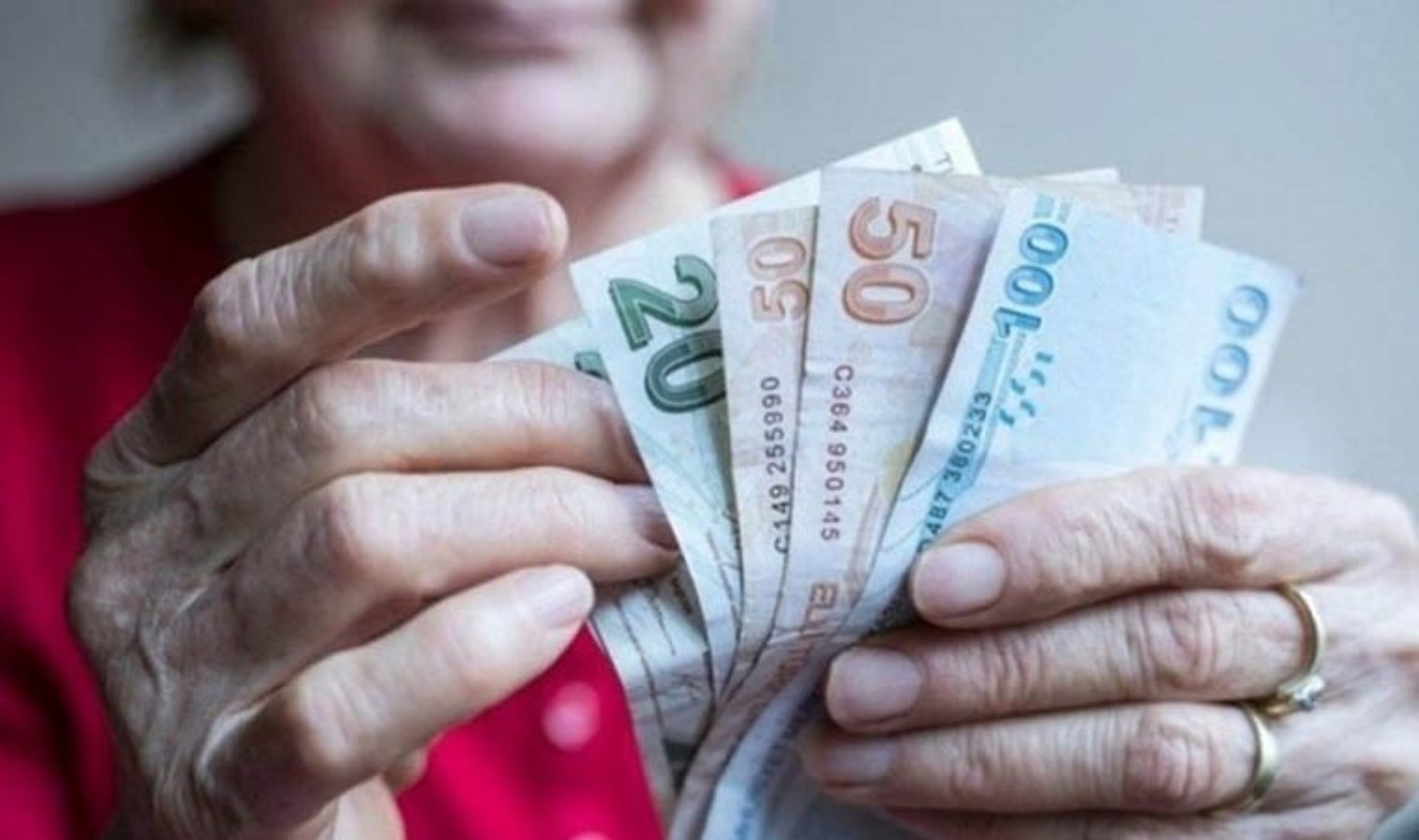 Memur ve emeklisinin zammı elli oldu