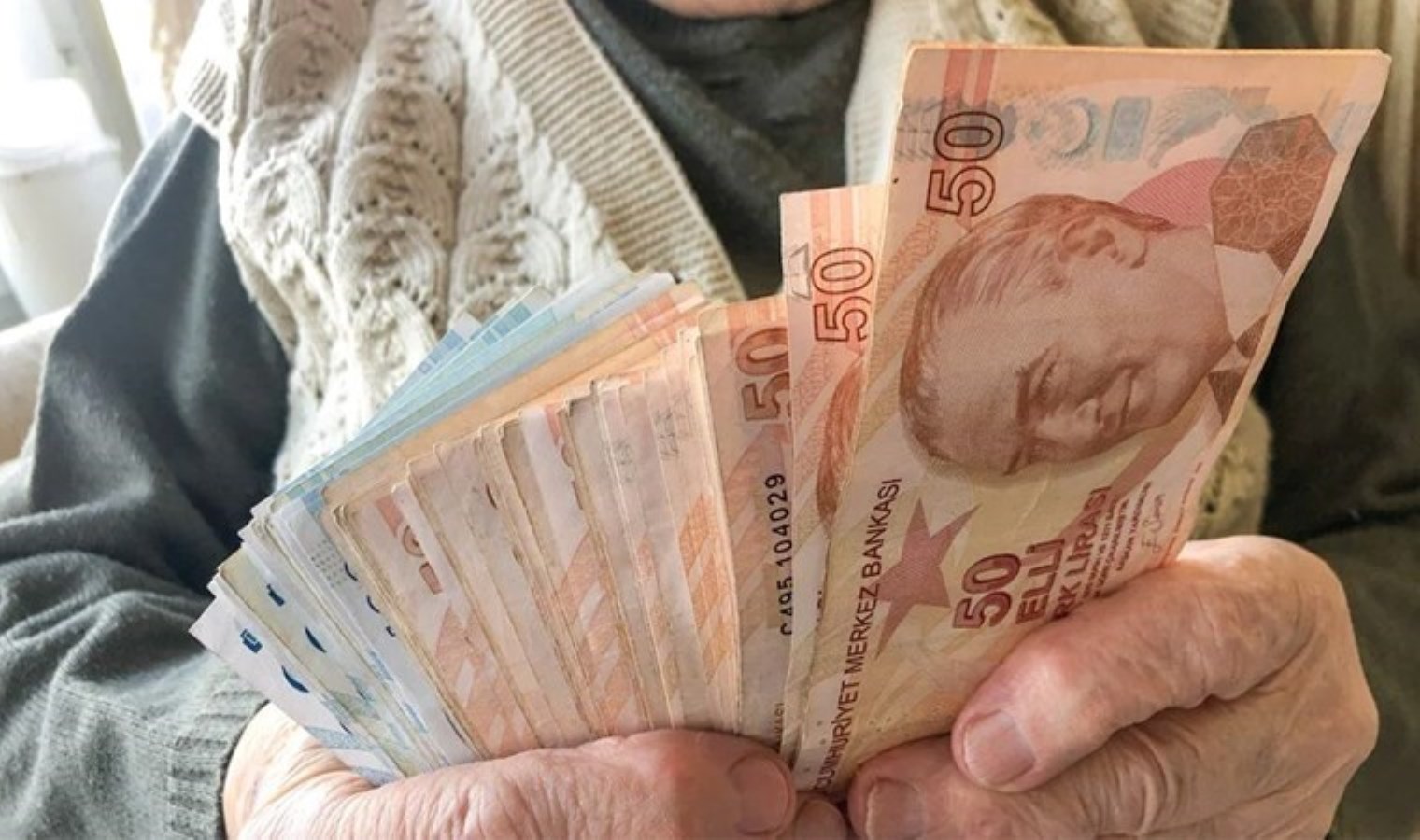 Milyonlarca emekli bekleyişini sürdürüyor… SGK uzmanı tahminini açıkladı: Emekli bayram ikramiyesi ne kadar olacak?