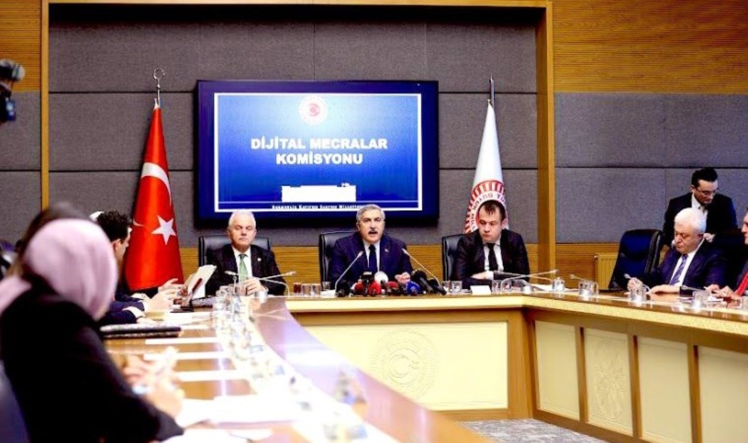 Netflix TBMM’de: AKP’den LGBT eleştirisi