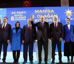 AKP kongresinde dikkat çeken ayrıntı… Erdoğan, CHP’yi ‘terör örgütünün sloganını’ kullanmakla eleştirdi, sonra FETÖ’den tutuklanan isimle poz verdi