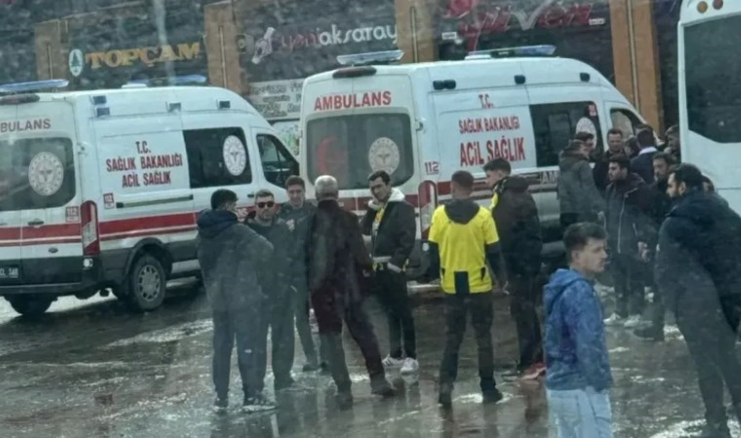 Fenerbahçe ile Amedspor taraftarı arasında kavga: 2 kişi yaralandı!