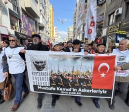 İzmir’de teğmenlerin ihracına protesto: ‘Evlatlarımızın ve değerli komutanlarımızın yanındayız’