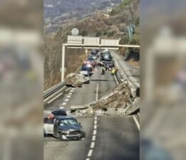 Kaya parçaları yola savruldu: Binlerce kişi mahsur kaldı