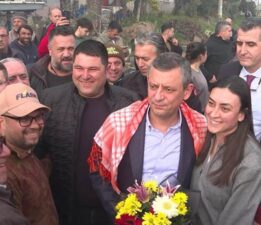 Manisa’da coşkulu karşılama: Özgür Özel’in yolunu meşalelerle kestiler