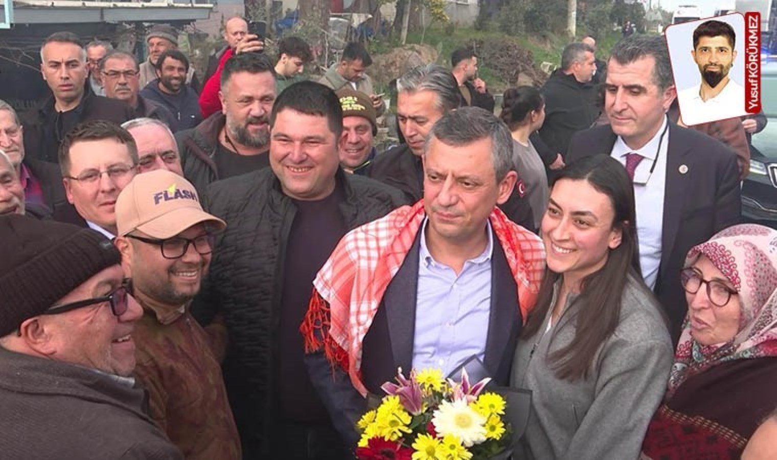 Manisa’da coşkulu karşılama: Özgür Özel’in yolunu meşalelerle kestiler