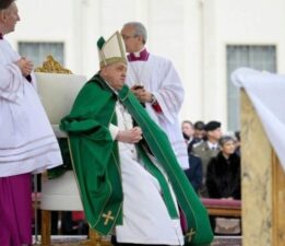 Nefes almakta güçlük çekti: Papa konuşmasını tamamlayamadı