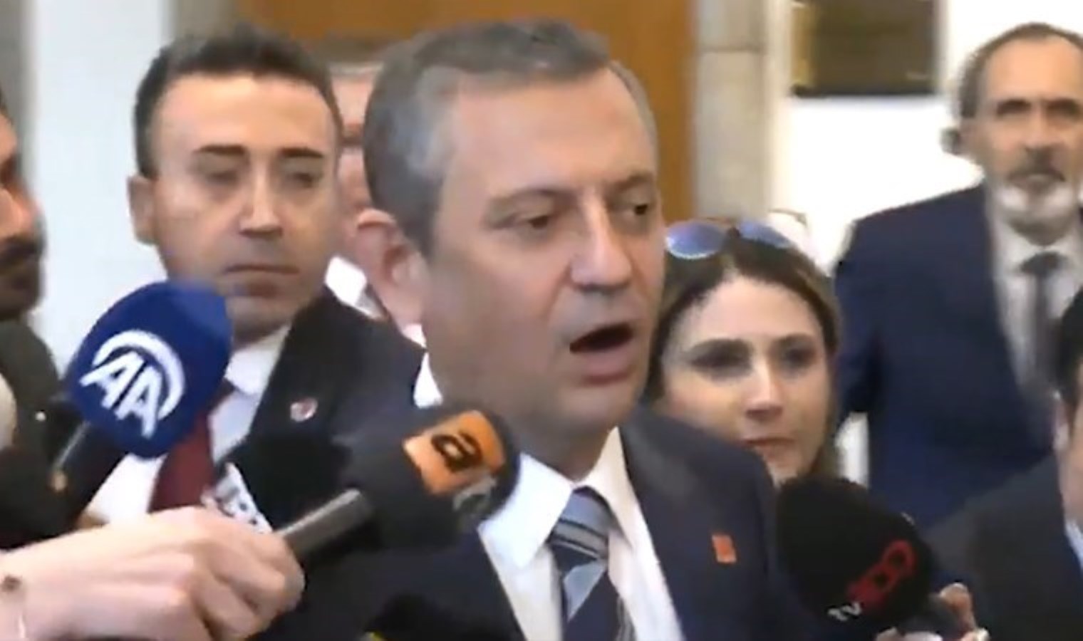 Özgür Özel’den ATV muhabirine ‘slogan’ göndermesi: ‘Sen de kurtulamazsın tek başına…’