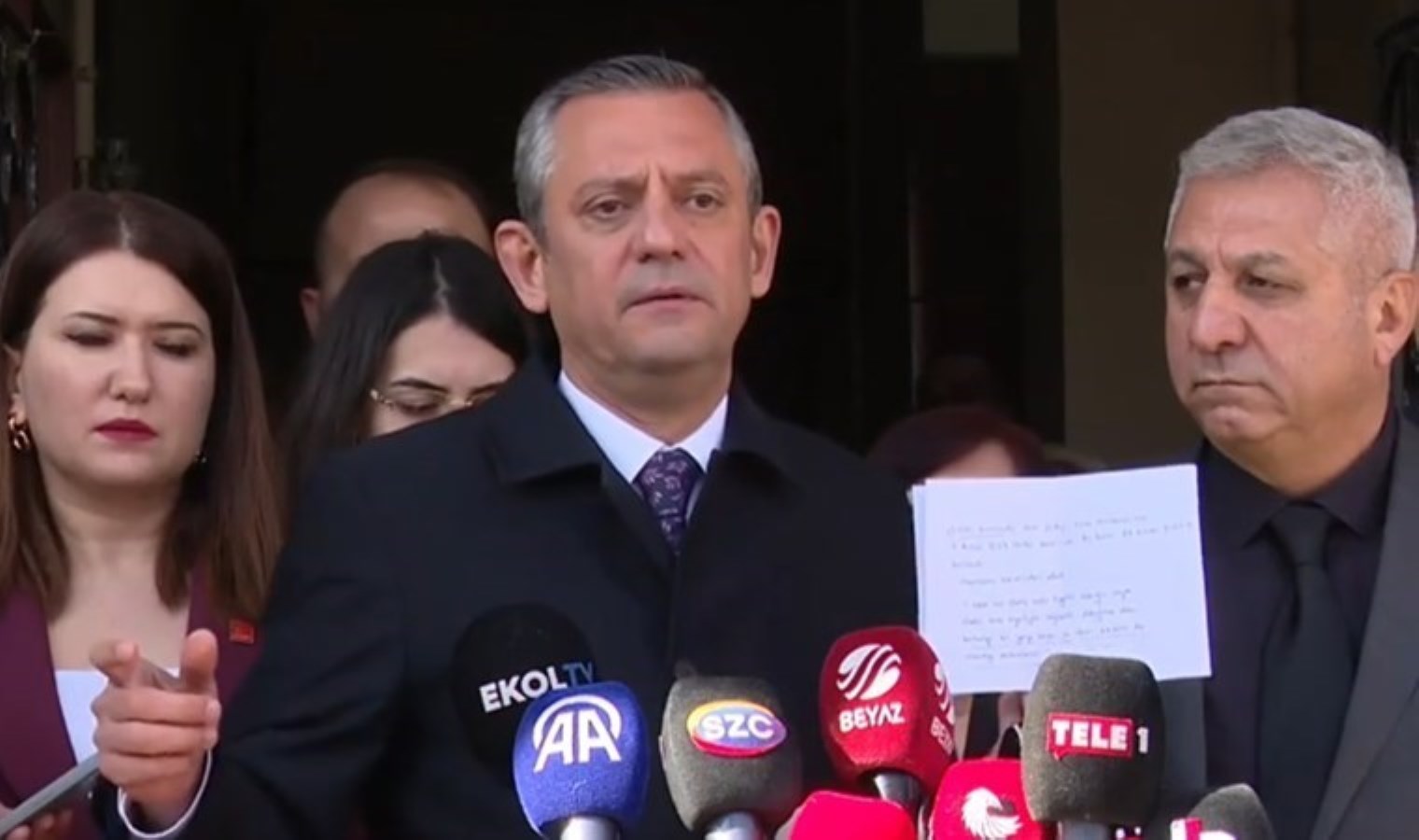 Özgür Özel’den Erdoğan’a ‘diploma’ çağrısı: ‘Bu ramazanda üniversite arkadaşlarına bir iftar versin de görelim’