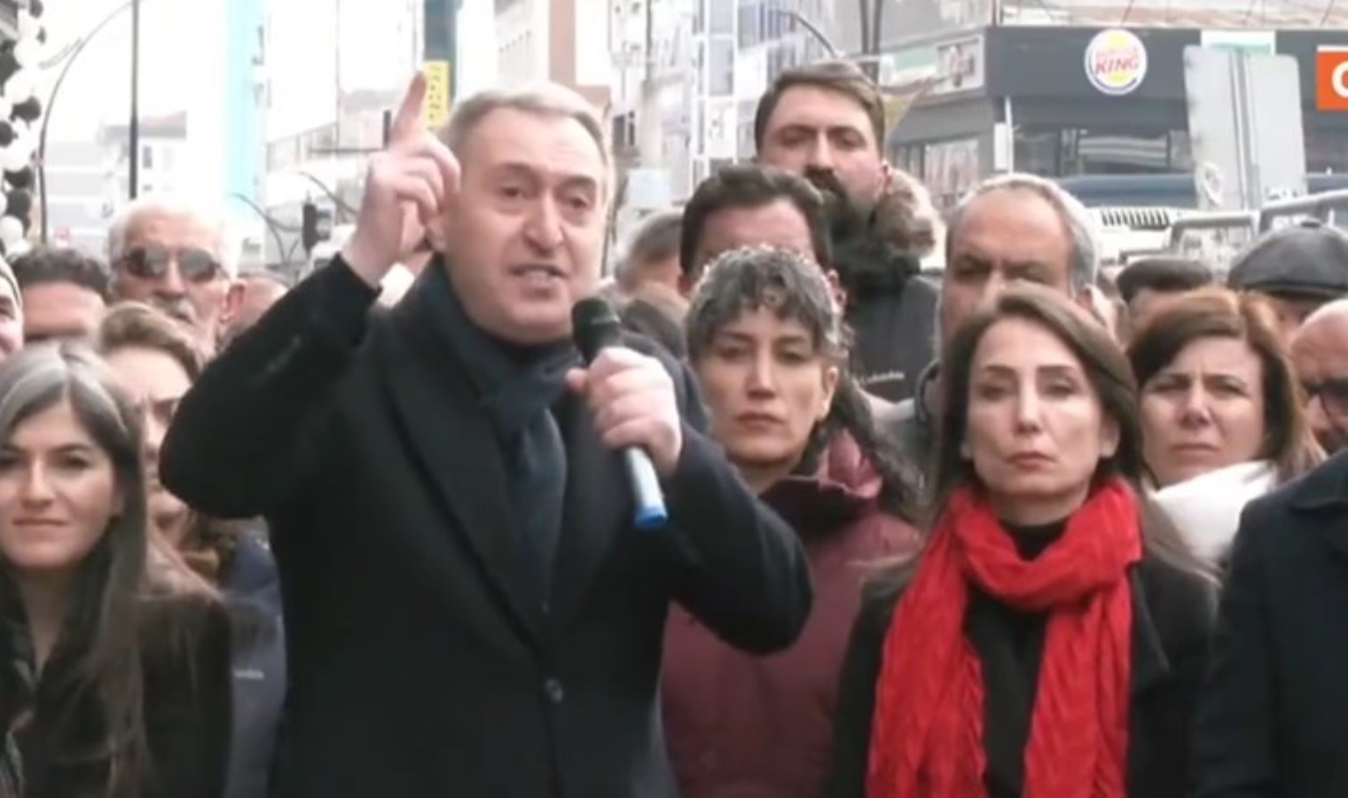 Tuncer Bakırhan’dan ‘Van’ tepkisi: ‘Abdullah Öcalan çözüm için uğraşırken beyefendiler kayyum atıyor’