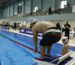 4 ülkeden 149 engelli sporcu havuzda kulaç attı