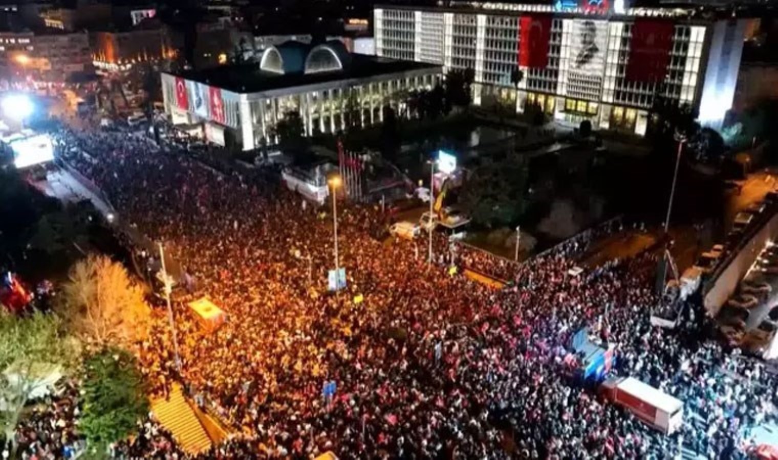 Binlerce yurttaş Saraçhane’de toplandı: İBB binası önünde Gençliğe Hitabe okundu